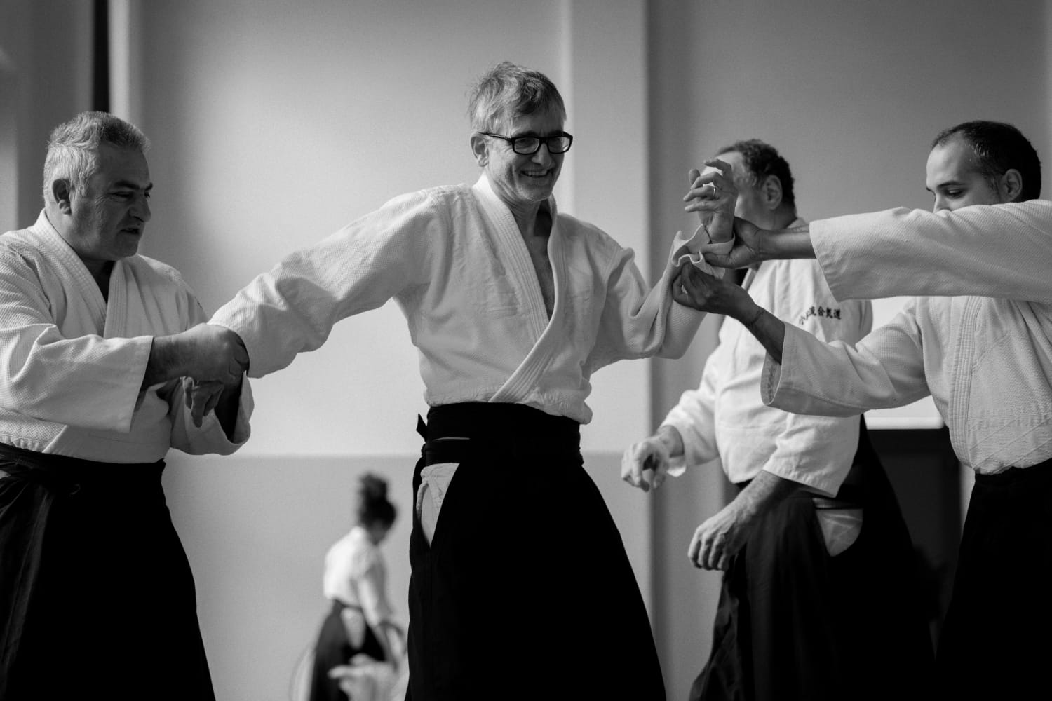Praticanti di Aikido durante un allenamento in dojo, fotografia in bianco e nero